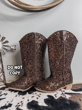 Load image into Gallery viewer, Cowgirl boots
