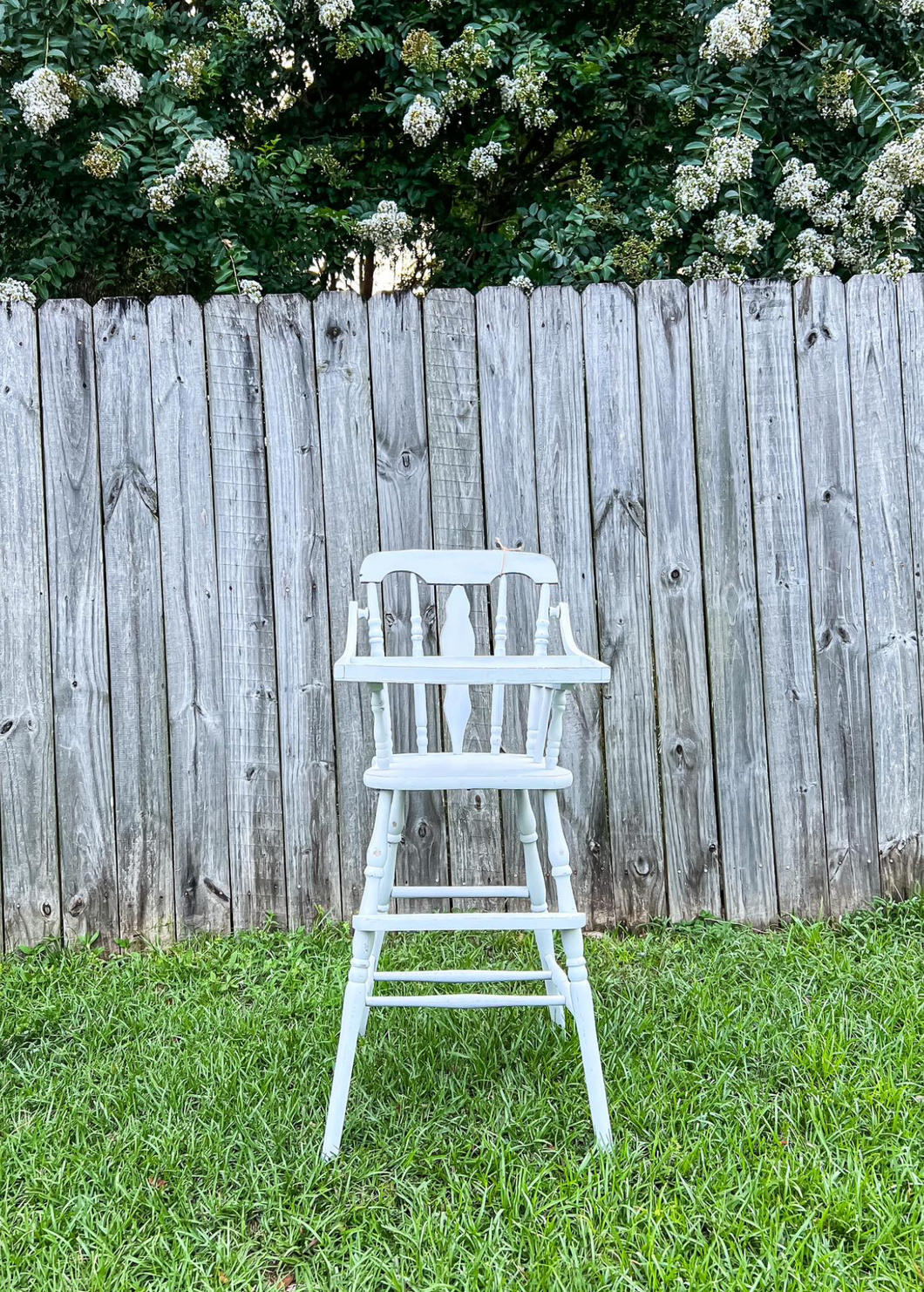 WHITE VINTAGE WOODED HIGHCHAIR